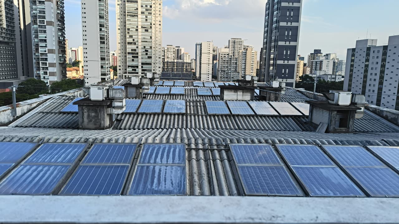 Placas solares instaladas em telhado residencial