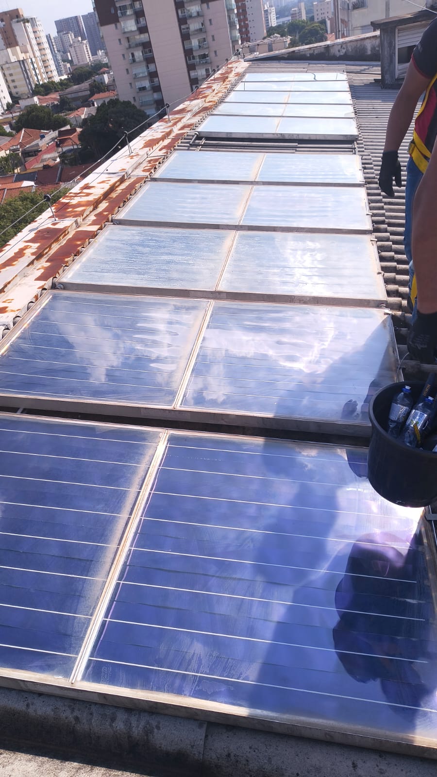 Sistema de aquecimento solar completo no telhado