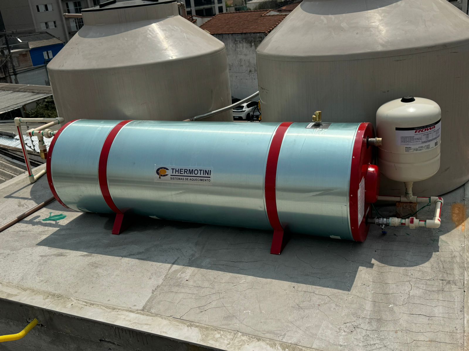 Boiler Thermotini horizontal instalado no telhado com tanque Rowa