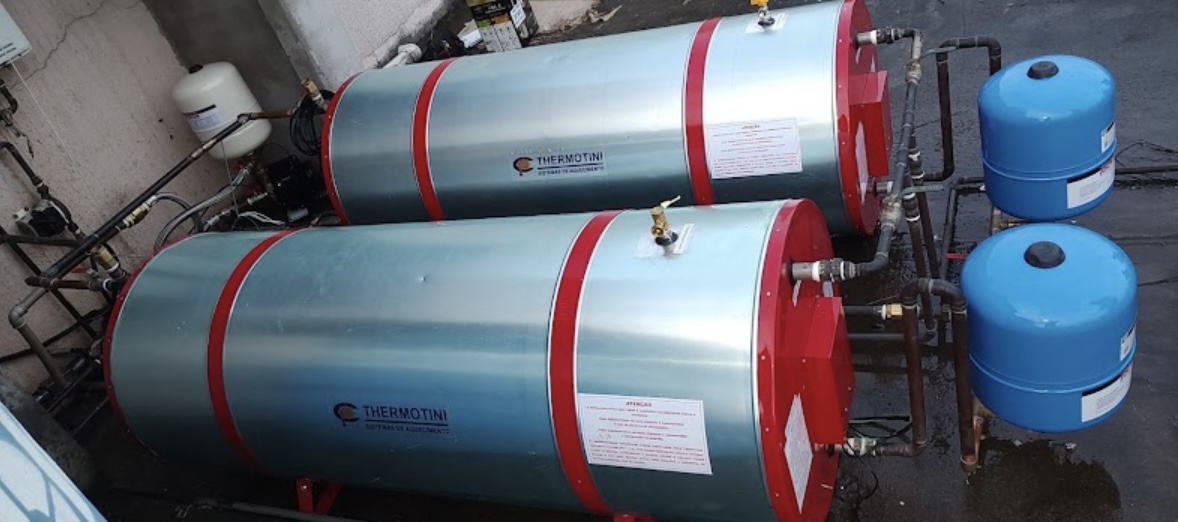 Dois boilers Thermotini horizontais com tanques de expansão