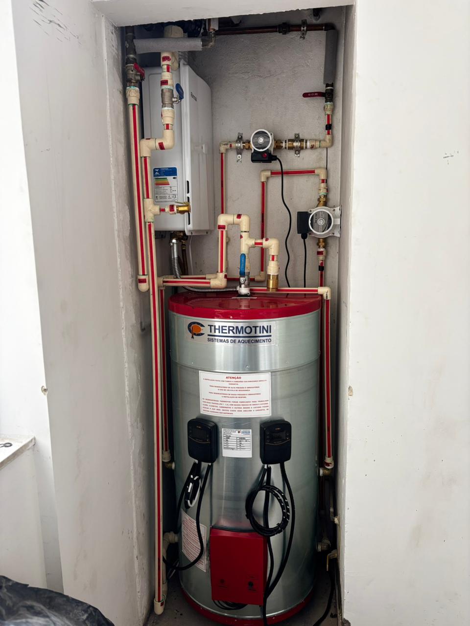 Boiler Thermotini com tubulação organizada